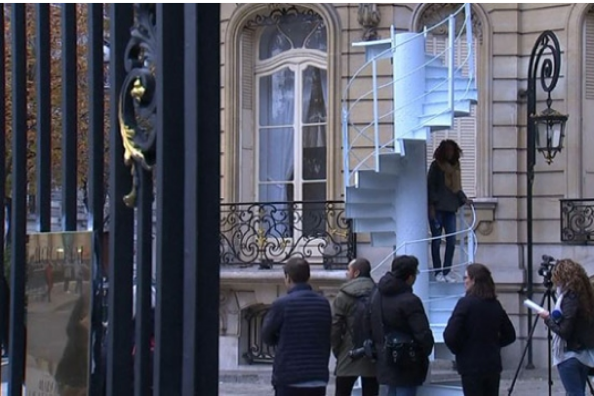 Paris'in simgesi Eyfel Kulesi'nin merdivenine ait bir parça açık artırma ile satışa çıkartılıyor