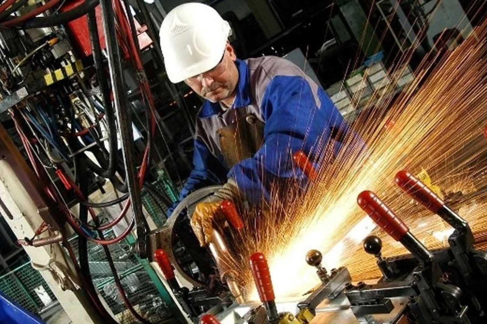 Sanayi üretimi şubatta aylık bazda yüzde 2,6 arttı