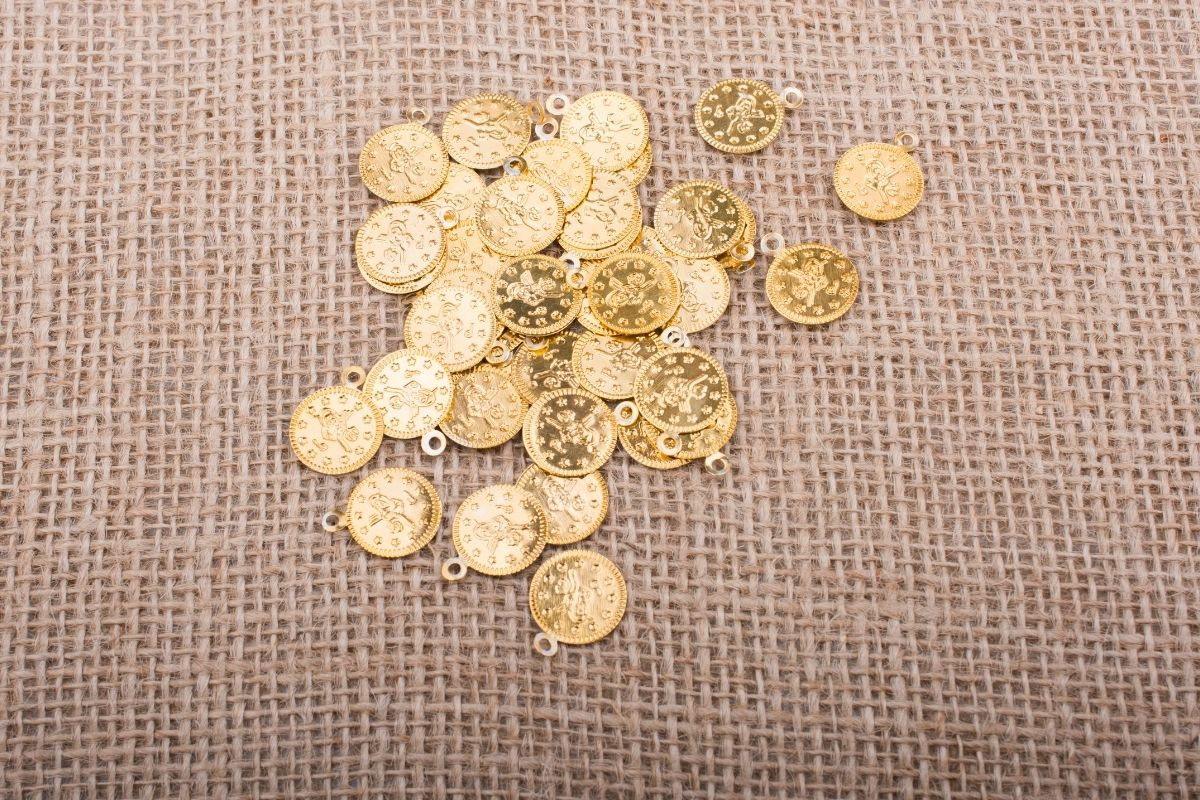 Fatih'te sahte altın üretilen ev ortaya çıkarıldı