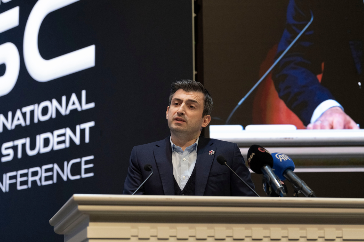 Cansağlığı Vakfı’nın düzenlediği uluslararası kongrede genç hekimler beyin temasıyla buluştu, Selçuk Bayraktar yeni dönemin kodlarını anlattı