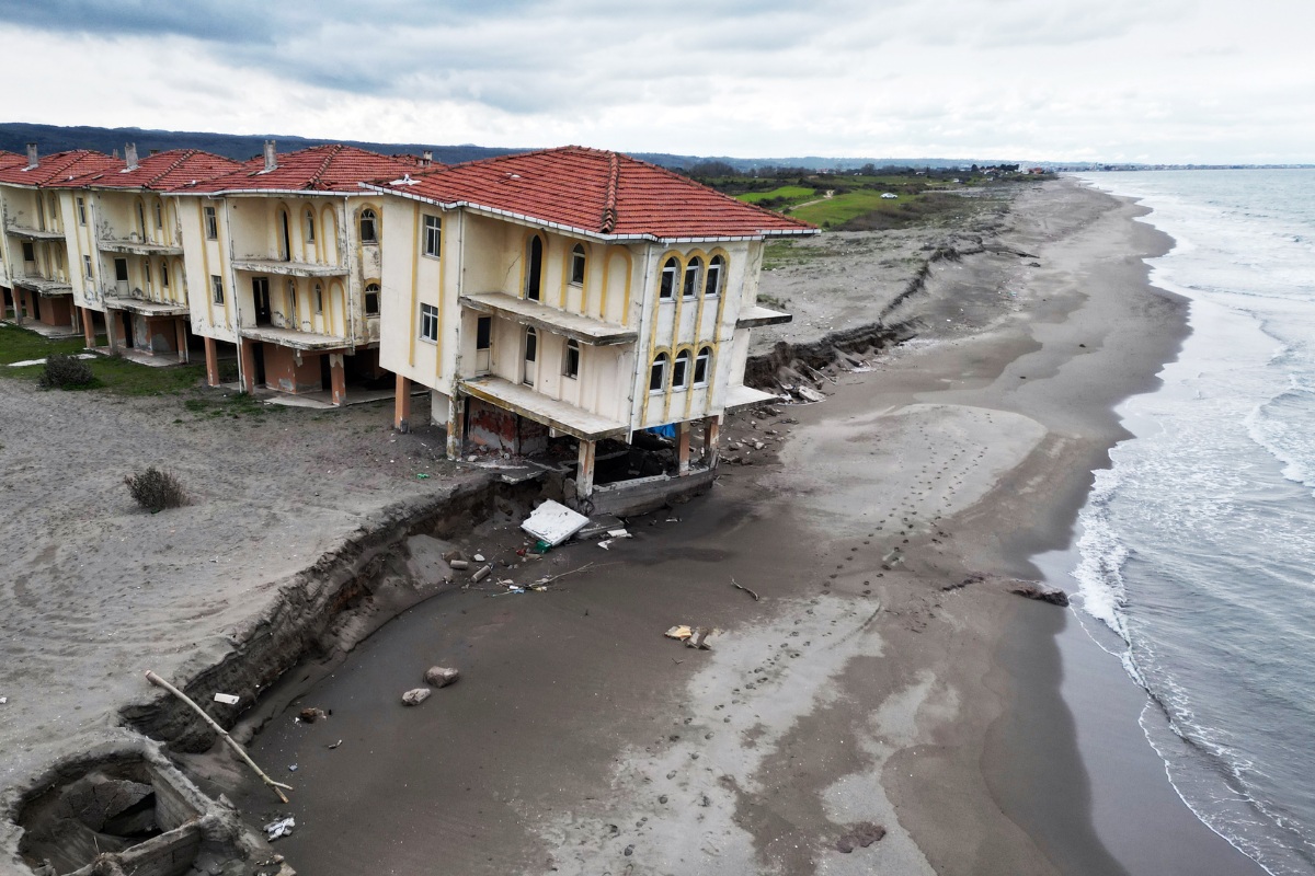 Karadeniz, Karasu sahilindeki villaları yutmak üzere