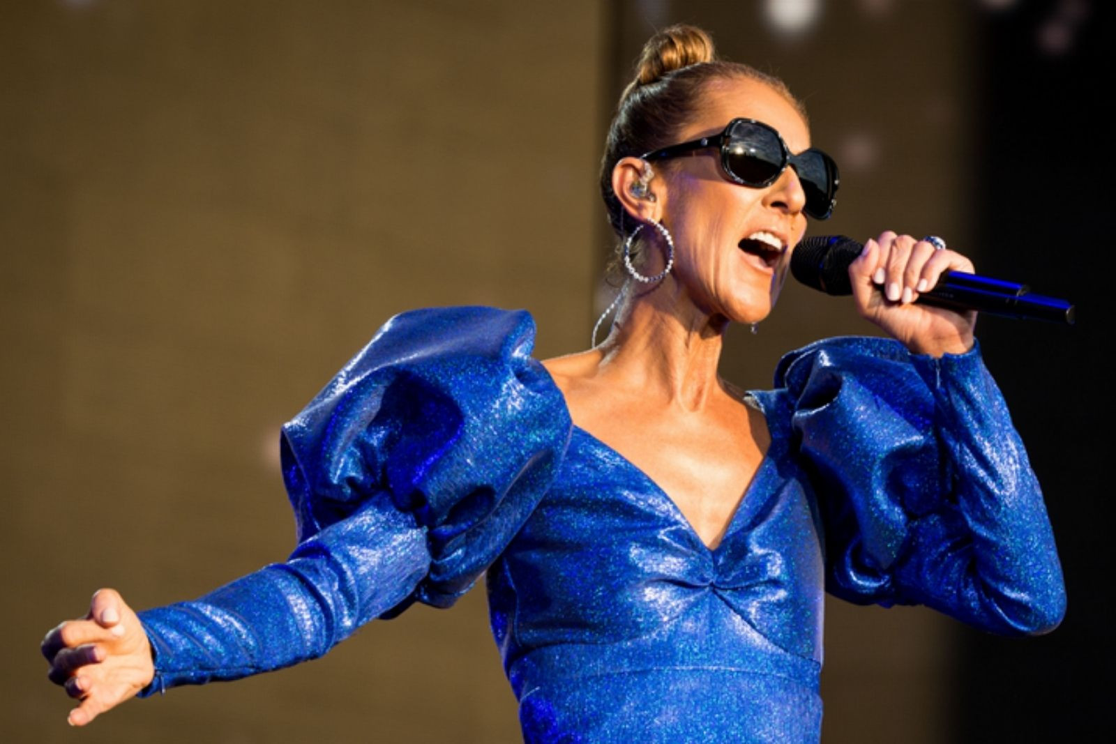 Altı yıl aranın ardından 16 konserlik ilk turnesi için Paris'i seçen Celine Dion şehre 1 milyar eurodan fazla katkı sağladı, biletler tükendi