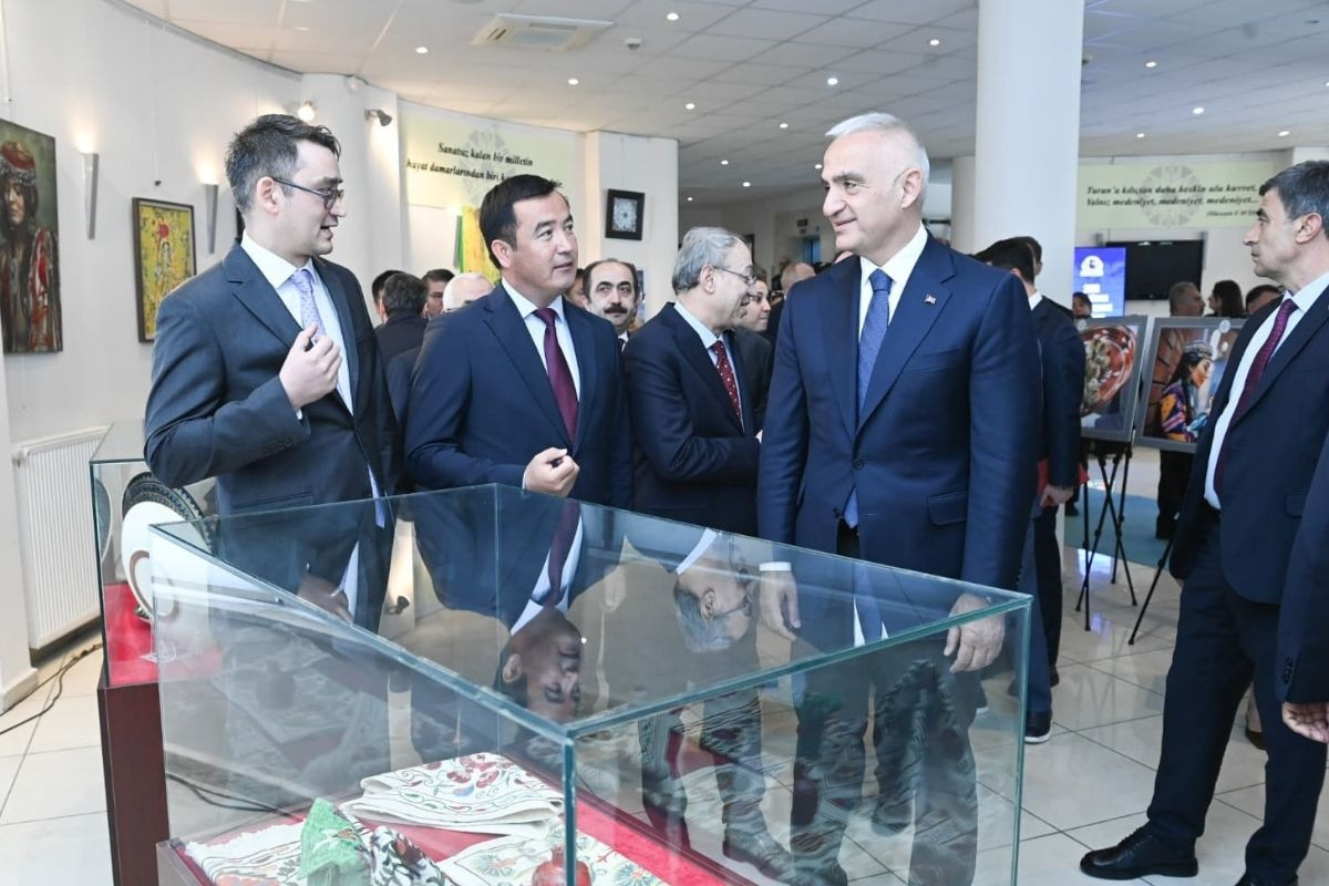 Kültür ve Turizm Bakanı Ersoy'dan dijital dünya için 'gönüllü kültürel yozlaşma' uyarısı