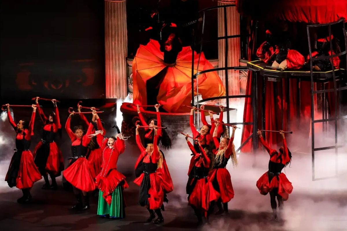 Lady Gaga, Mayhem Ball şovunu Marry the Night ile kapattı