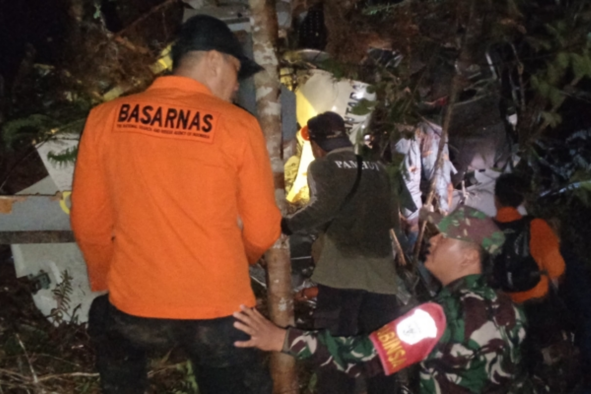 Endonezya'da helikopter faciası; fabrikalar arasındaki yolculukta biri pilot 8 kişi hayatını kaybetti