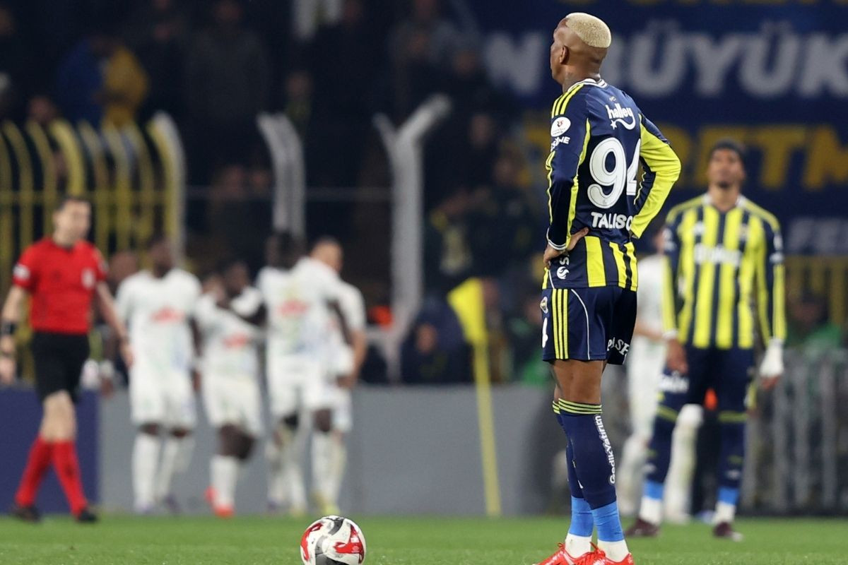 Fenerbahçe, Kadıköy'de ağırladığı Çaykur Rizespor'la berabere kaldı, zirve yarışında ağır yara aldı