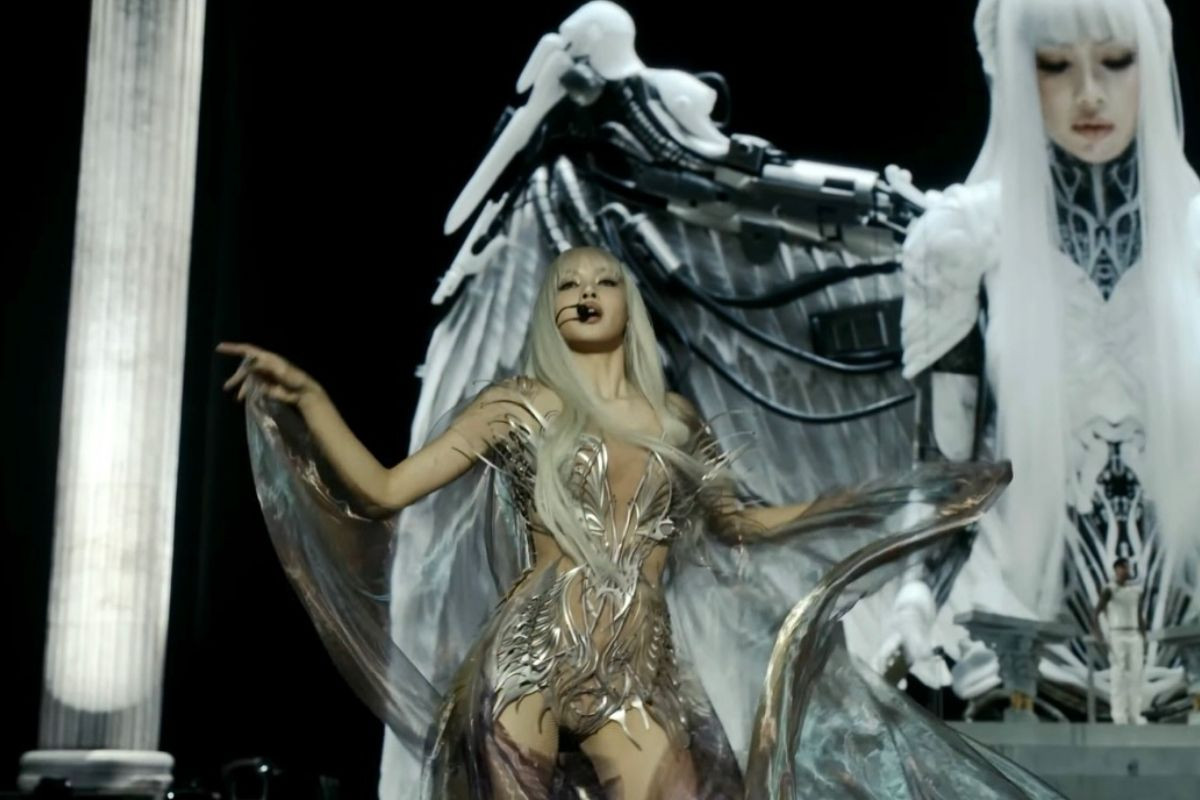 Lalisa Manobal, meleklerden ilham alan özel kostümü ve yapay zeka şovuyla sahne aldı