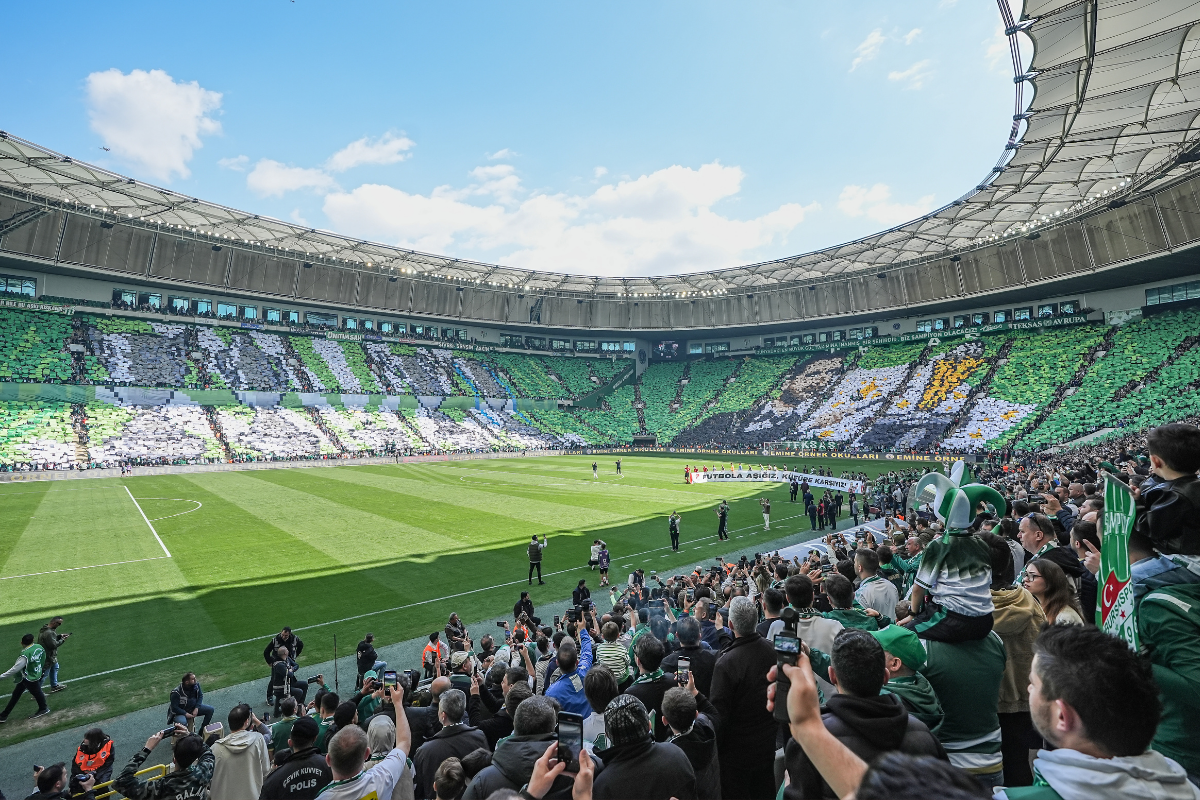 Bursaspor tribünlerinden şampiyonluğa özel dev kareografi
