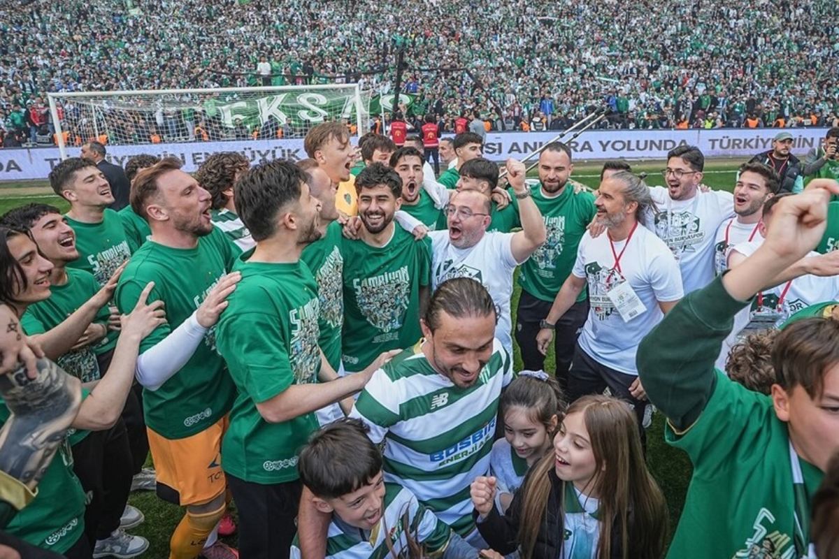 1. Lig'e çıkmayı garantileyen Bursaspor tarihe geçti