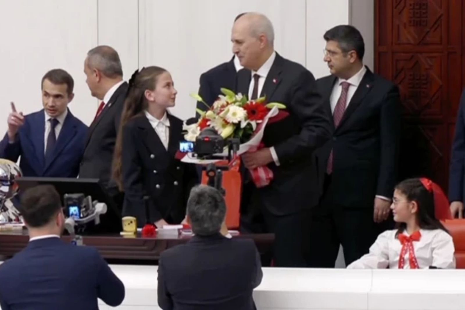 TBMM Başkanı Numan Kurtulmuş meclis koltuklarını çocuklara devretti