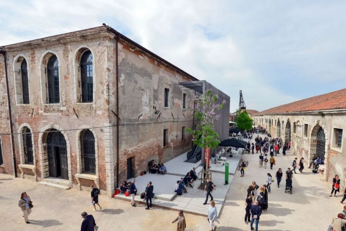 AB, Rusya’nın katılımına izin veren Venedik Bienali’ne hibe resti çekti