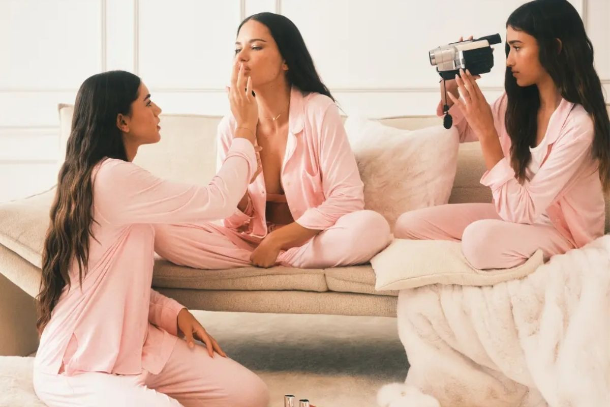 Adriana Lima kızlarıyla birlikte Victoria's Secret'ın kampanyası için kamera karşısında