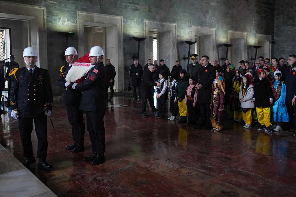 Milli Eğitim Bakanı Yusuf Tekin, öğretmen ve öğrencilerle Anıtkabir'i ziyaret etti