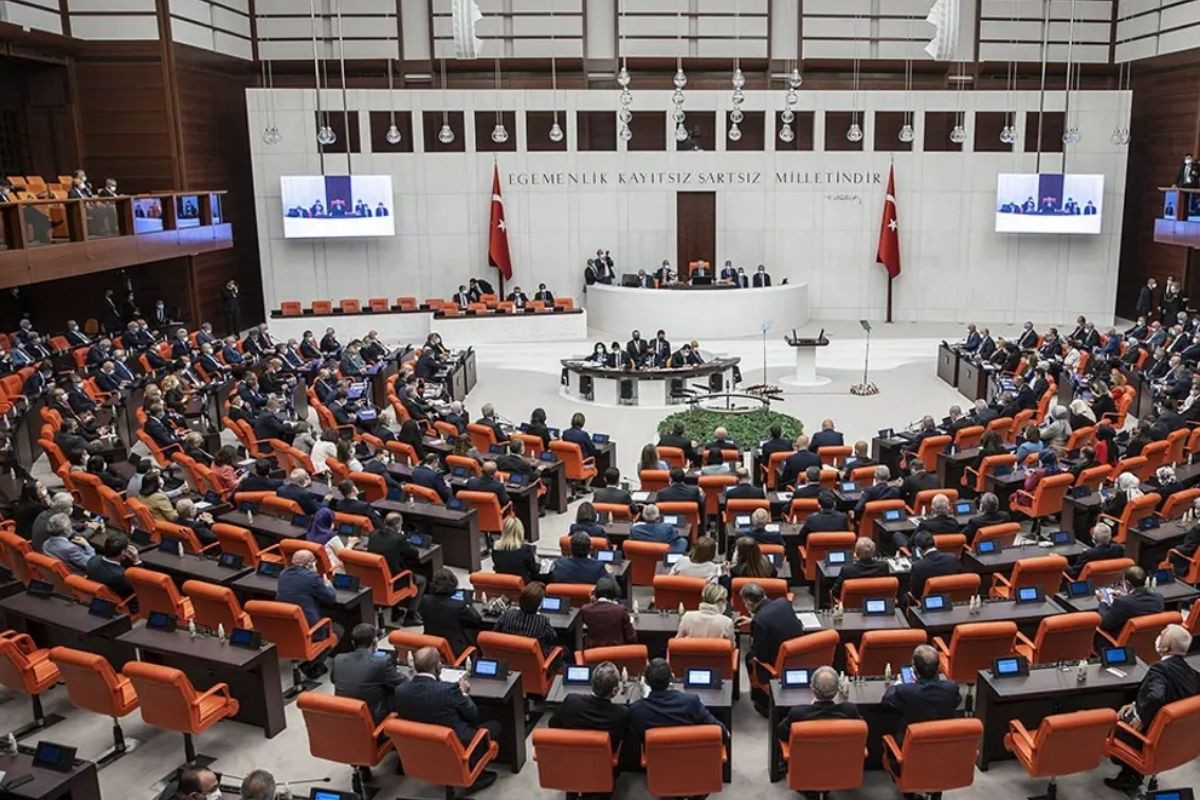 15 yaş altındaki çocuklara sosyal medya yasağı ve doğum izni süresinin uzatılması Meclis'te kabul edildi