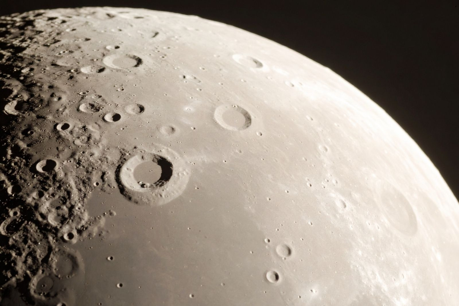 Çin, Ay'dan toplanan numunelerde iki yeni mineralin varlığını keşfetti