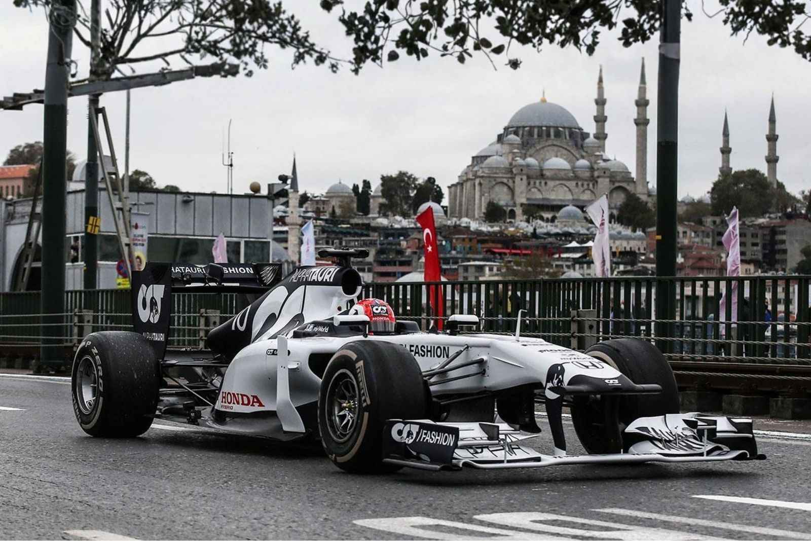 Formula 1 heyecanı 6 yıl sonra İstanbul’a geri döndü, F1 aracı tanıtım toplantısının yapıldığı Dolmabahçe’ye İstanbul caddelerinde tur atarak gitti