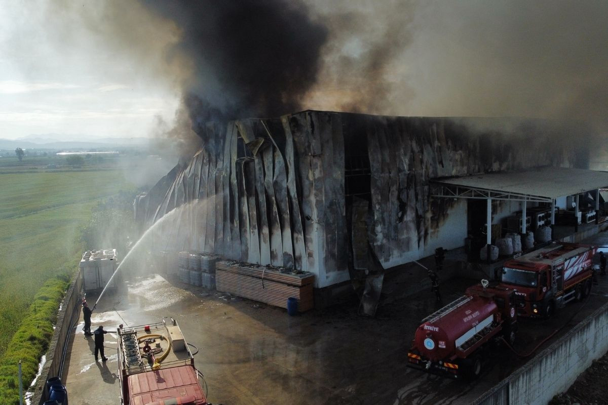Antalya'da patates cipsi üreten fabrika 1 saatte küle döndü