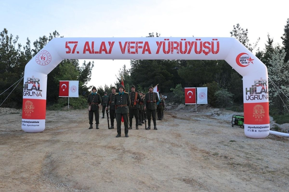 Çanakkale Kara Savaşları'nın 111'inci Yılı Anma Törenlerinde Gelibolu'da 57'inci Alay Vefa Yürüyüşü başladı