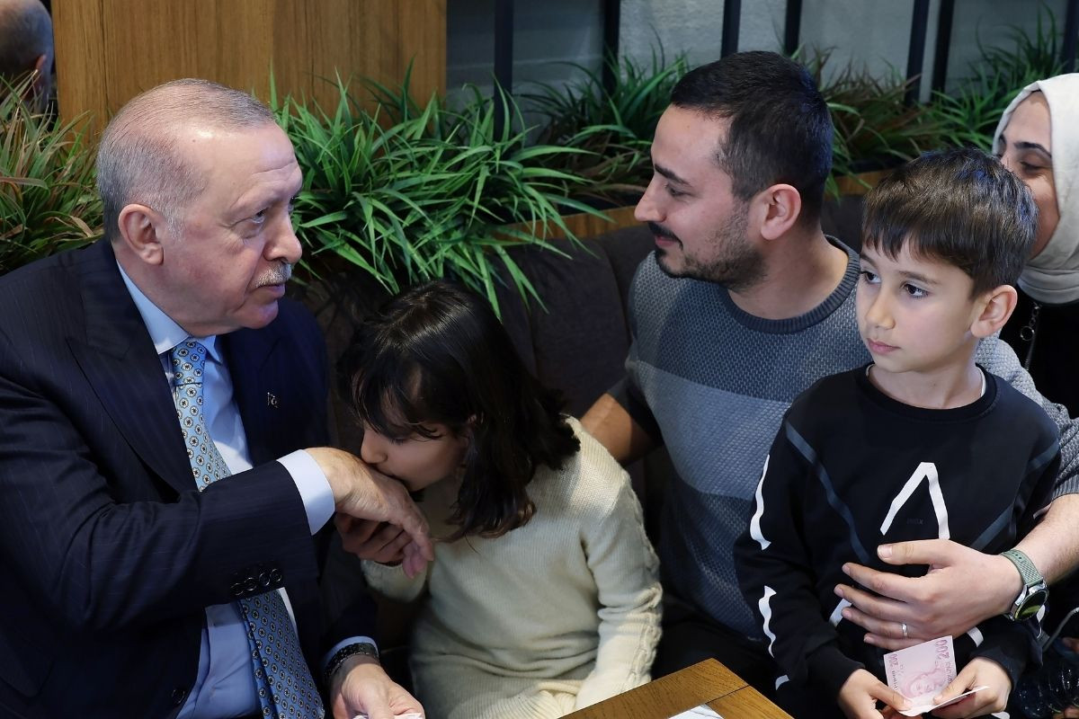 Cumhurbaşkanı Erdoğan Beyoğlu'nda bir kafede vatandaşlarla sohbet etti