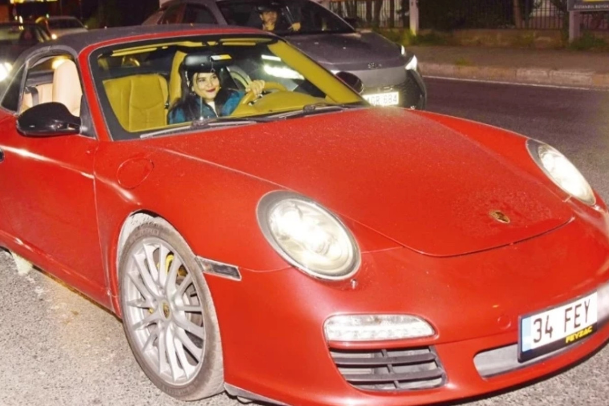 Feyza Civelek yeni Porsche’siyle Etiler sokaklarında görüntülendi