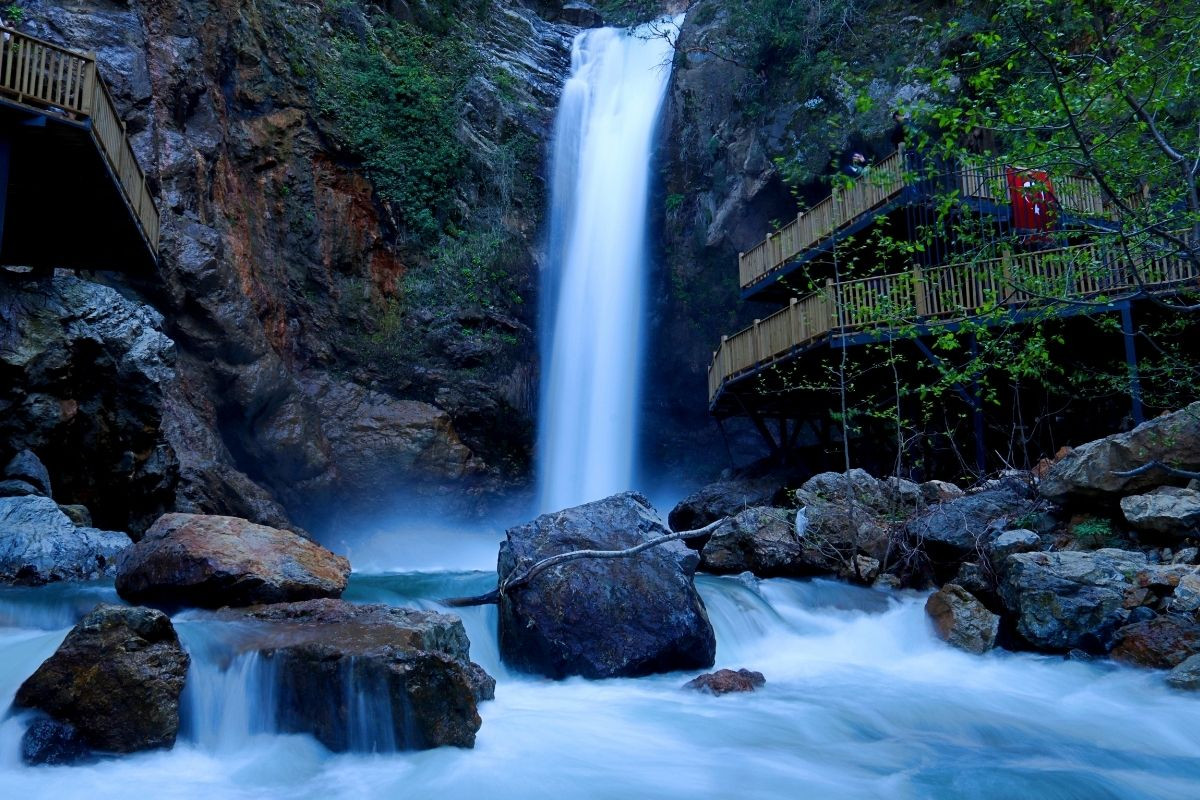 Karaçay Şelalesi'ni yağışlar canlandırdı