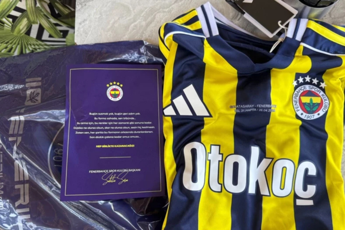 Sadettin Saran, deplasman tribününde birlikteliği artırmak için taraftarlara özel forma dağıttı