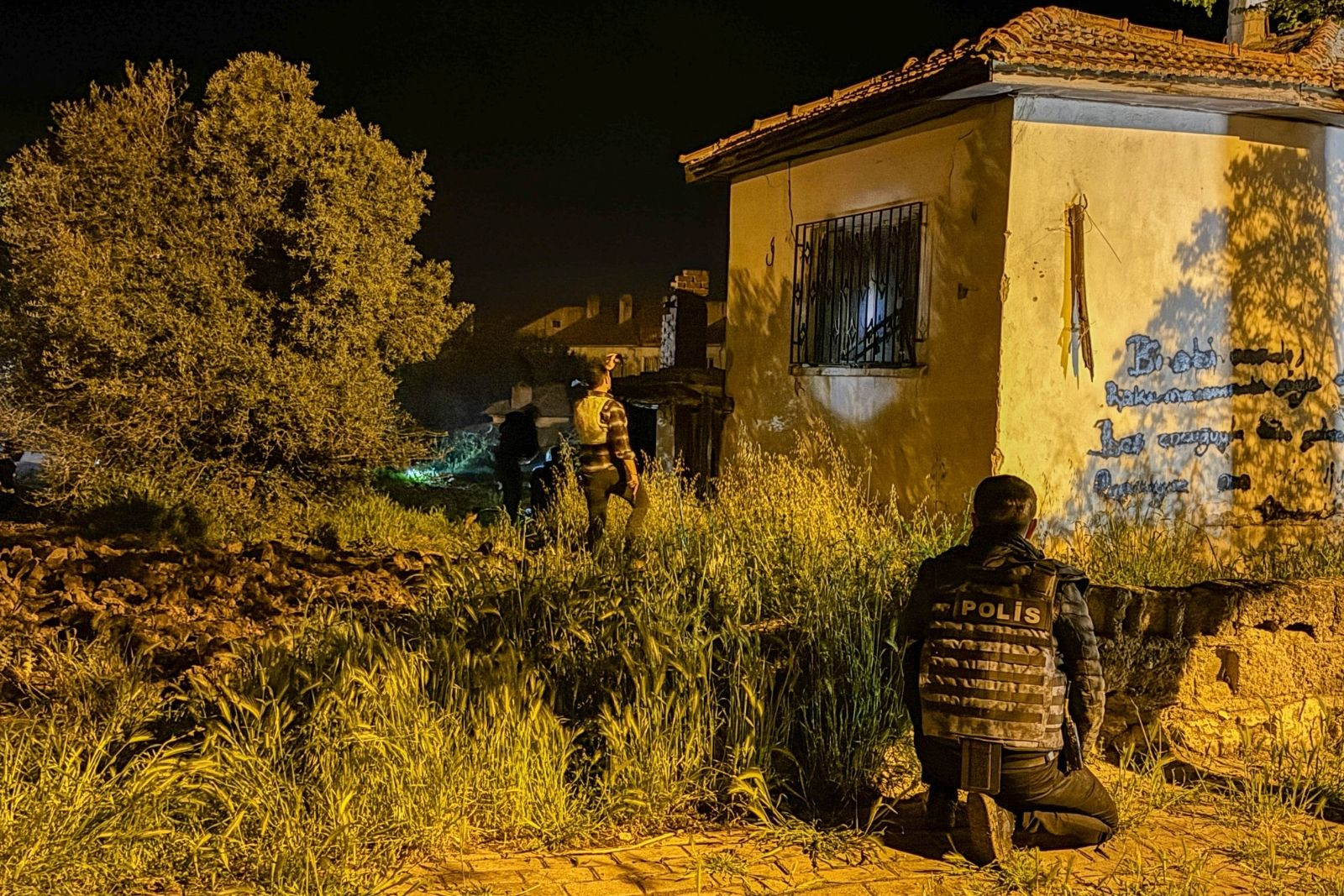 Uşak'ta aile içi şiddete müdahaleye giden polis ekibine silahlı saldırıda, 1'i ağır 2 polis yaralandı