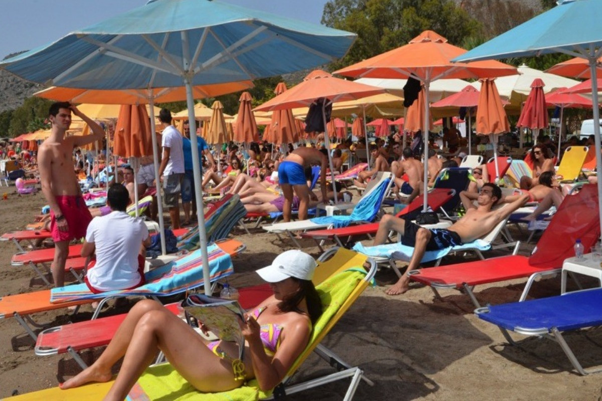 Yunanistan, yaz sezonu yaklaşırken 251 plajda şezlong, şemsiye ve müziği yasakladı