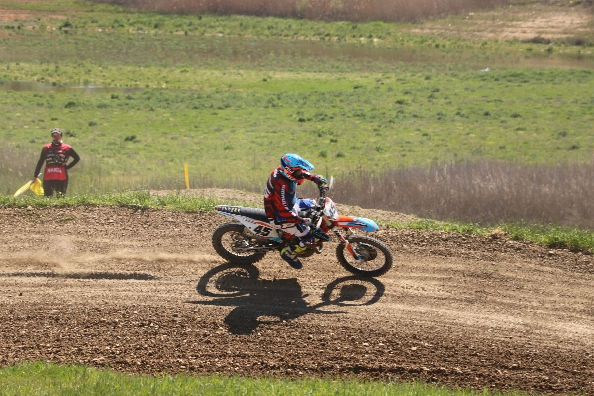 Motokros pistinde hız ve heyecan dolu anlar