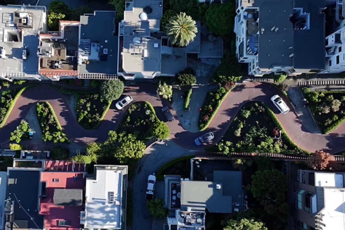 San Francisco’nun ikonik sekiz virajlı Lombard Caddesi