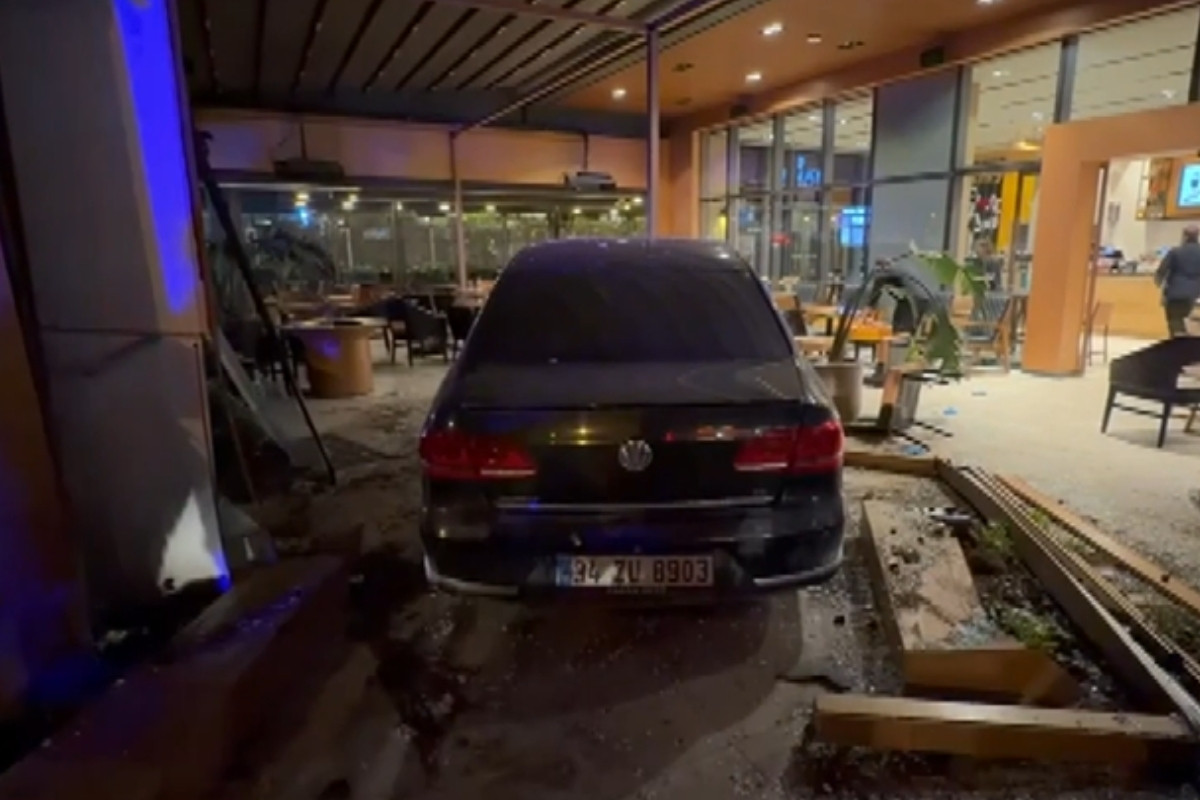 Bakırköy'de otomobilin kafeye girdiği kazada 6 kişi yaralandı