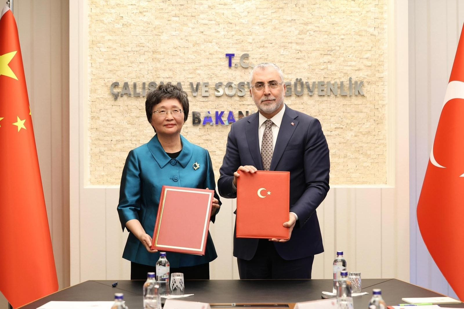 Çalışma ve Sosyal Güvenlik Bakanı Vedat Işıkhan duyurdu, Türkiye ile Çin arasında çalışma, istihdam ve sosyal güvenlik alanlarında işbirliği imzalandı