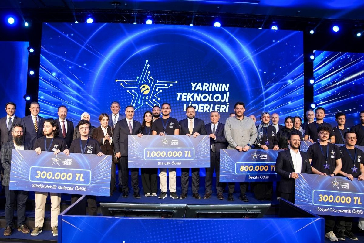 Turkcell'in 'Yarının Teknoloji Liderleri' yarışmasında ödüller sahiplerini buldu