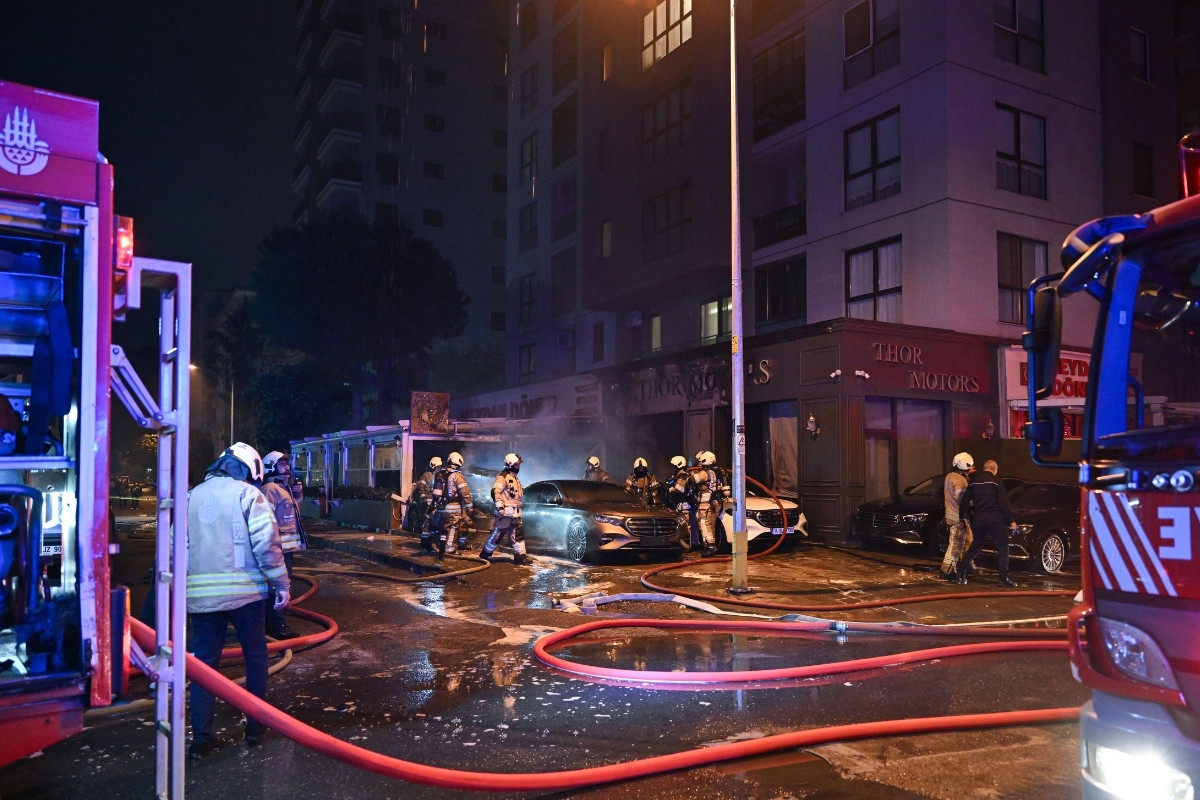 Kadıköy'de oto galeride çıkan yangında 4 araç kullanılamaz hale geldi