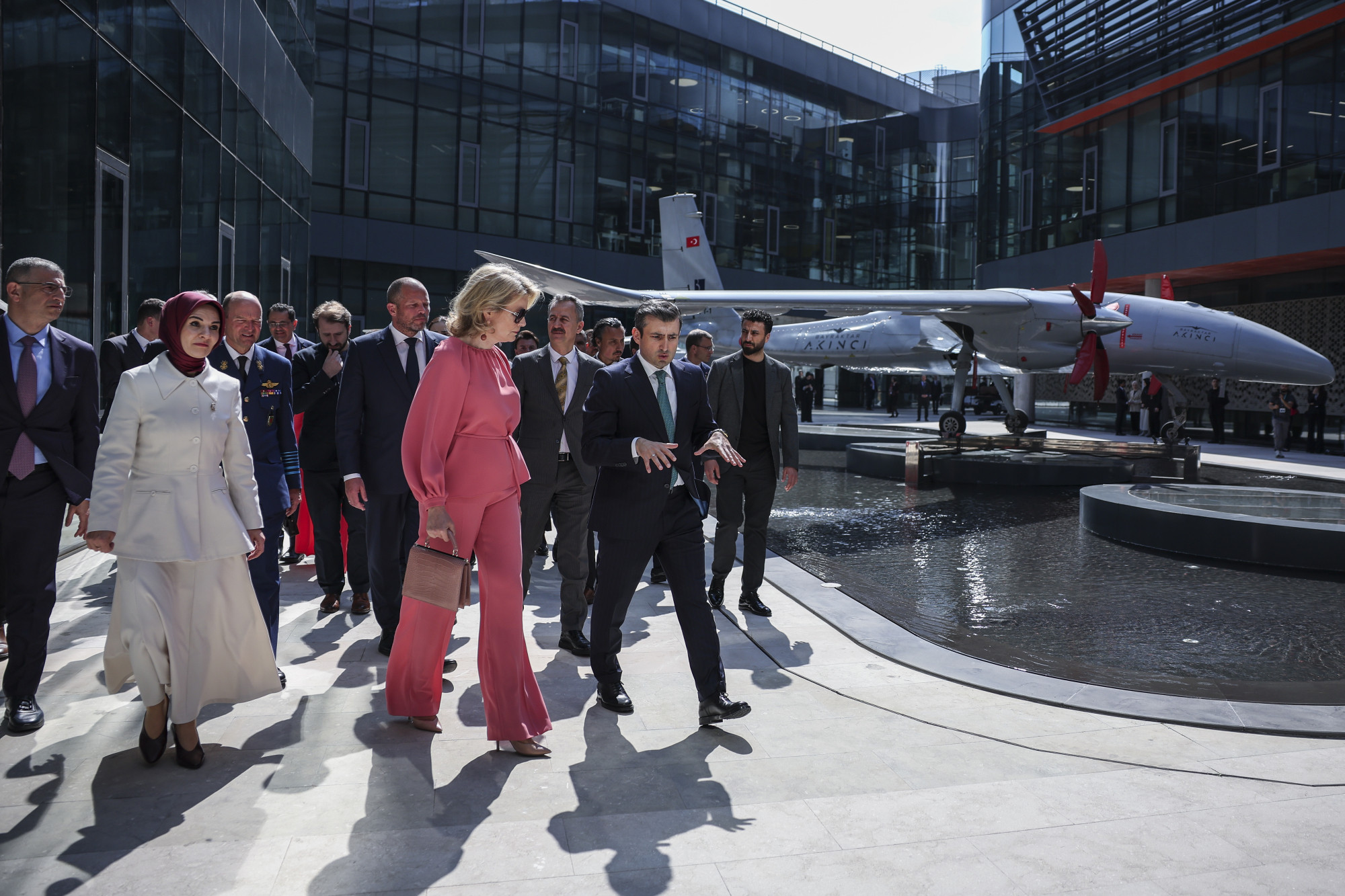 Belçika Kraliçesi Mathilde ve beraberindeki heyet Türkiye’deki ilk günlerinde Bayraktar Teknoloji Merkezi’ni gezdi