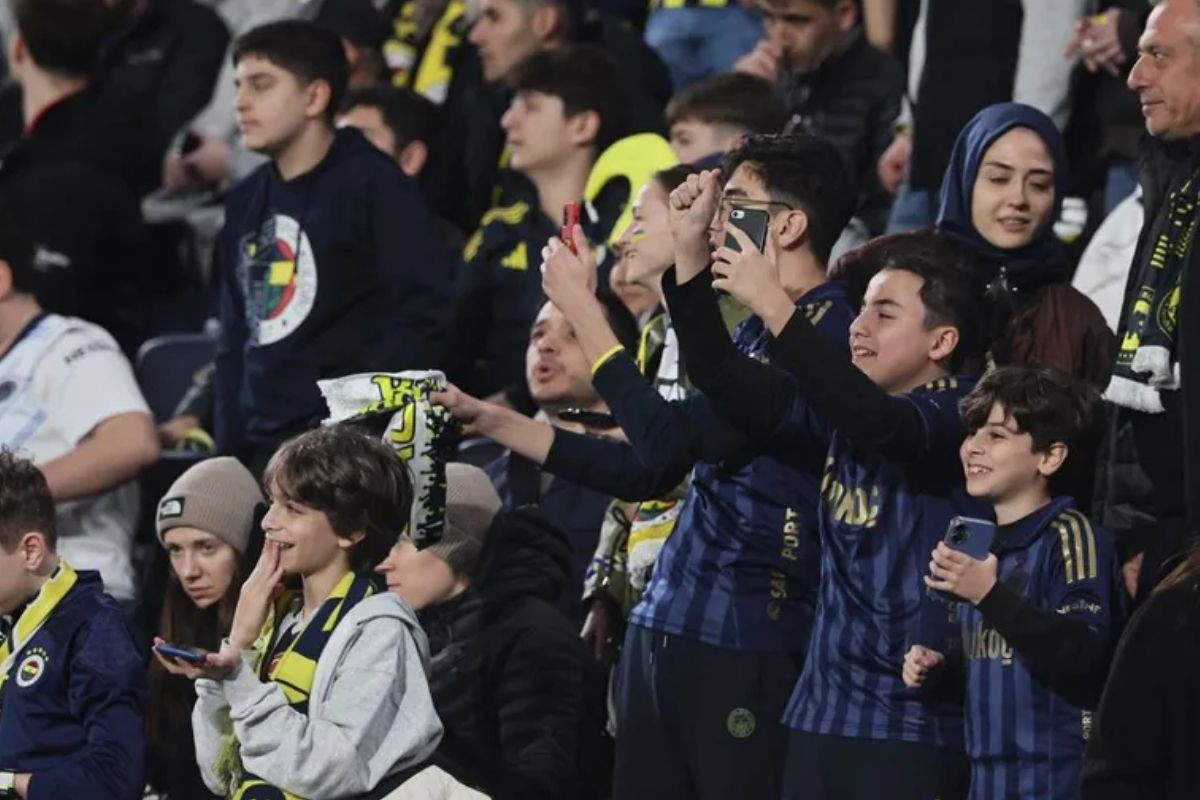 Fenerbahçe'den kadın ve çocuklara ücretsiz bilet