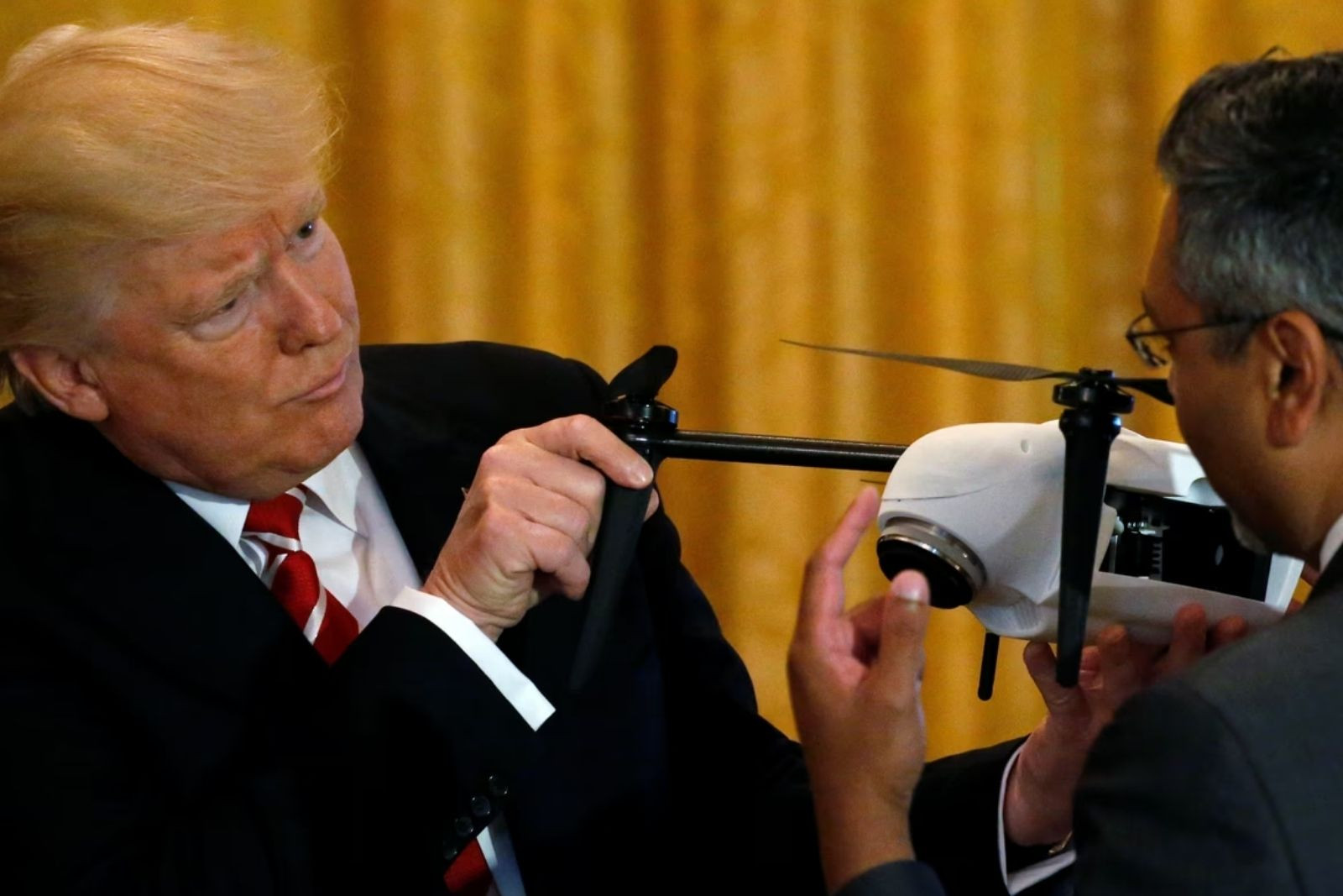 ABD Başkanı Donald Trump uçan kuşu dron sandıktan sonra 'Her boyutta üretiyorlar biliyorsunuz' dedi