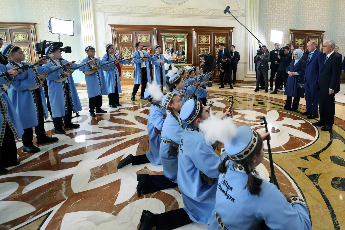 Cumhurbaşkanı Erdoğan'a Kazakistan'da 'Dombra'lı karşılama sosyal medyada gündem oldu