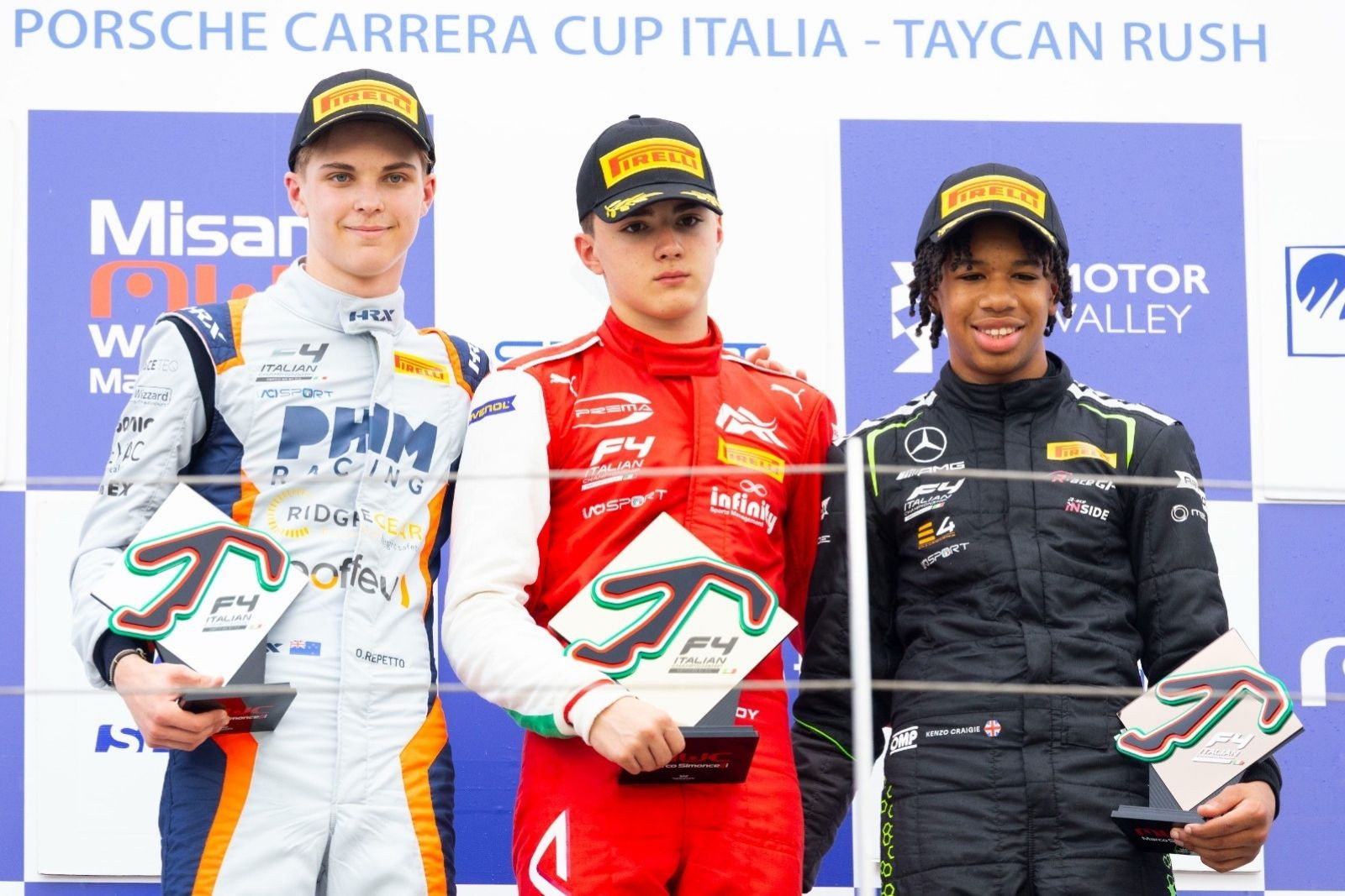 16 yaşındaki Formula 4 pilotu Alp Hasan Aksoy, İtalya Misano'daki ilk yarışında zirveye çıkarak İstiklal Marşı'nı okutmayı başardı