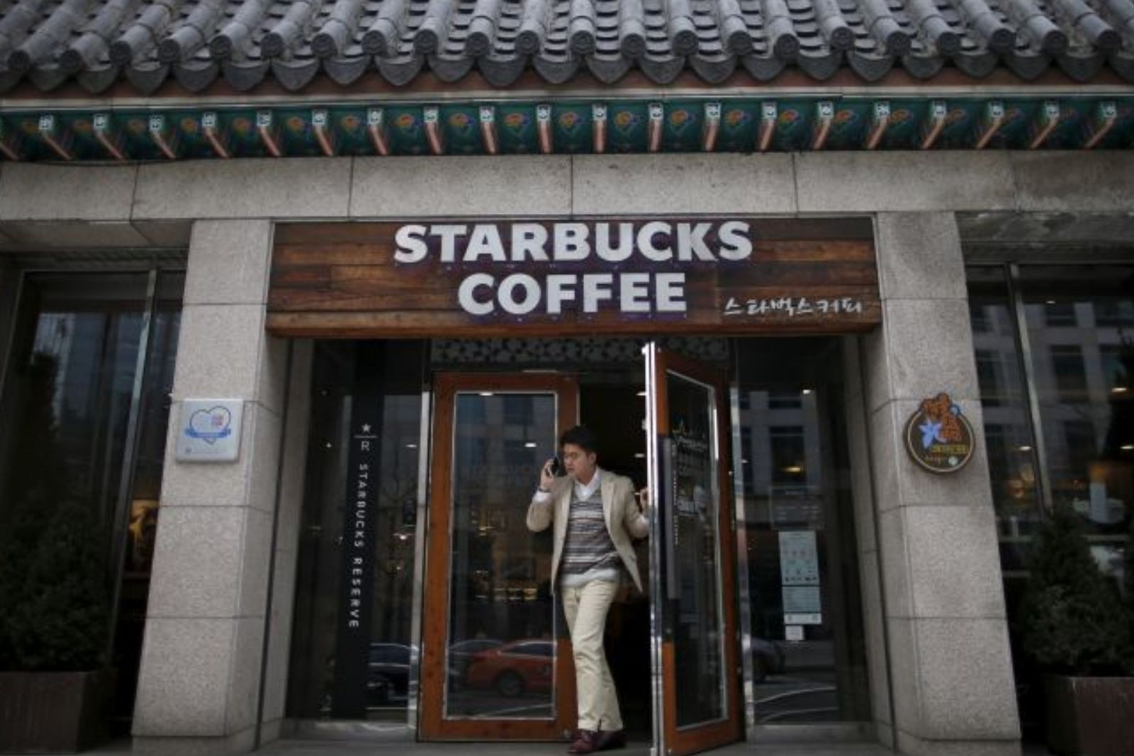 Kore'deki Starbucks'ta 'tank günü kampanyası' depremi