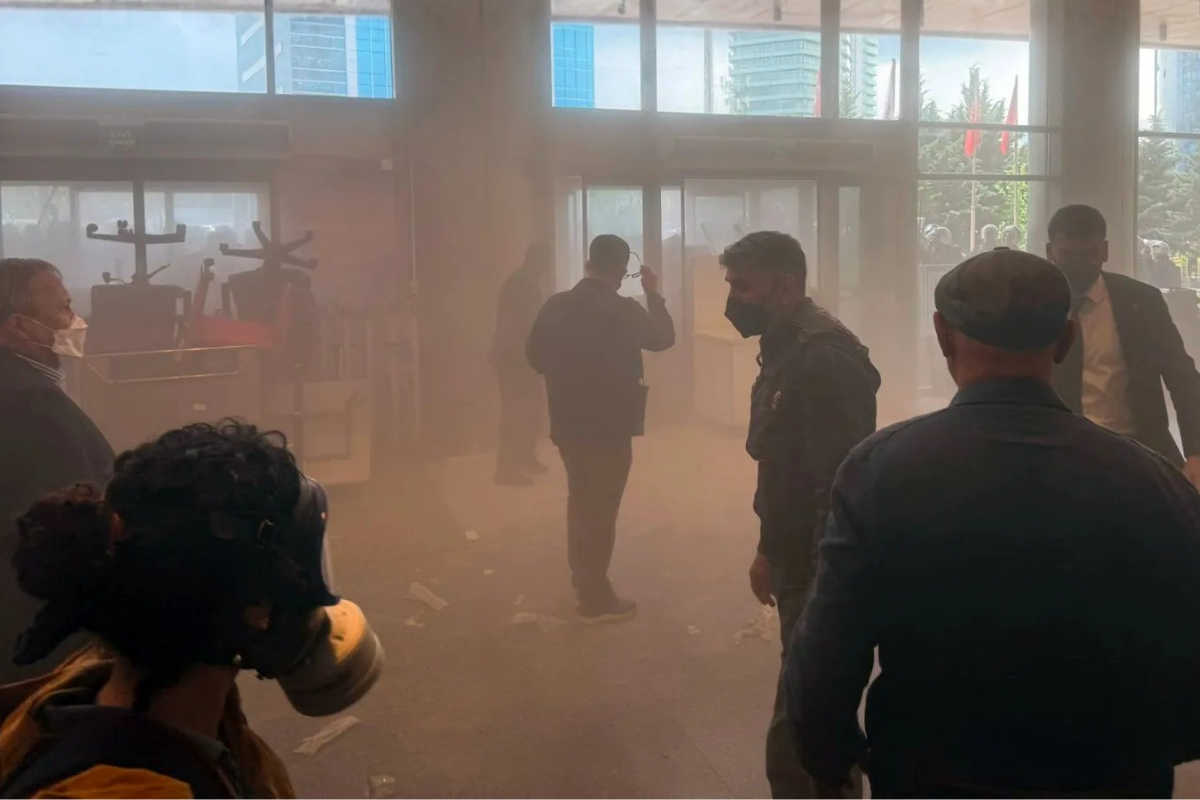 Emniyet güçleri, Kemal Kılıçdaroğlu'nun dilekçesinin ardından CHP Genel Merkezi'ne biber gazı ile müdahale ederek girdi