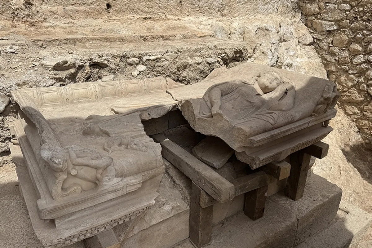 Olympos’ta aristokrat kadına ait 10 metrelik anıt mezar bulundu