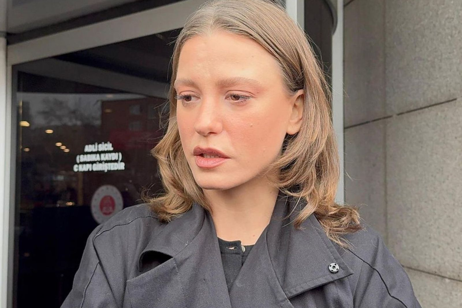 Oyuncu Serenay Sarıkaya yurt dışından döndü jandarmaya ifadeye gitti