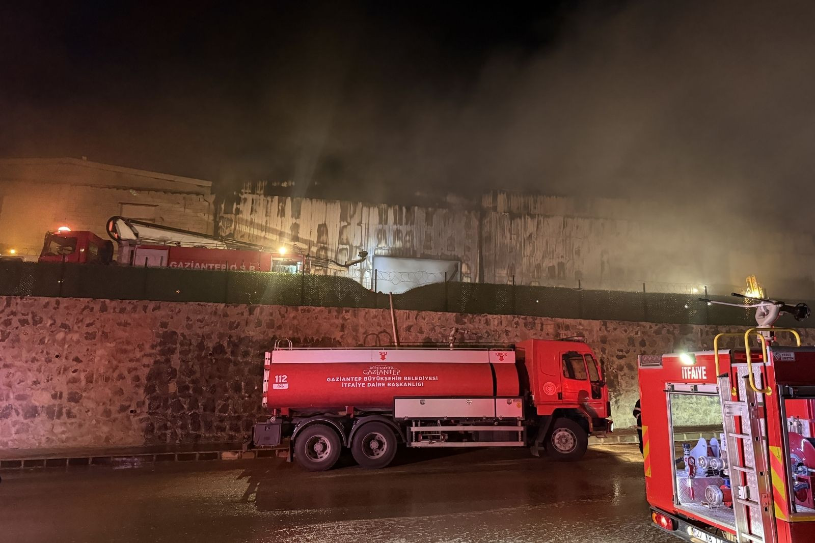 Gaziantep Şehitkamil'de mobilya fabrikası yandı
