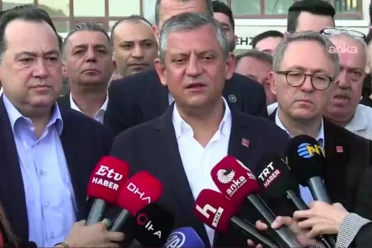 Özgür Özel, Manisa'da bayram namazı sonrası konuştu; yeni parti sorusuna net yanıt verdi