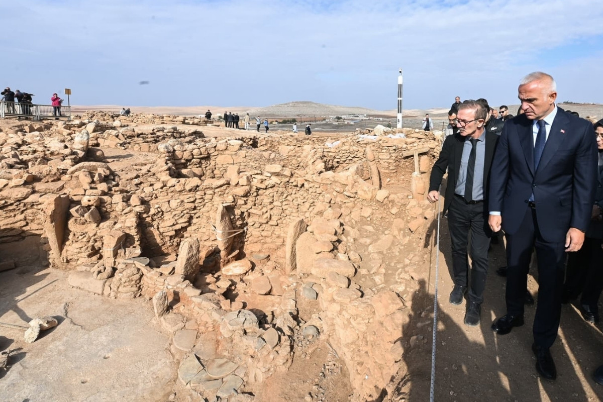 Karahantepe Ören Yeri’nde Geleceğe Miras projesi kapsamında üst örtü ve çevre düzenleme çalışmaları hız kesmeden devam ediyor