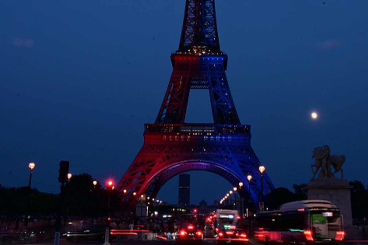 Eyfel Kulesi, PSG renkleriyle ışıklandırıldı