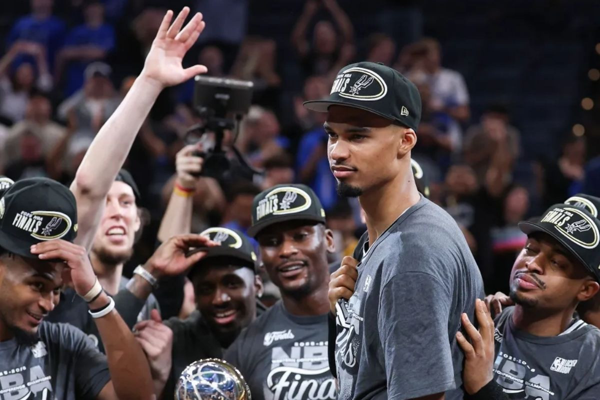 San Antonio Spurs son şampiyon Oklahoma City Thunder'ı deplasmanda devirip 12 yıl sonra finale yükseldi