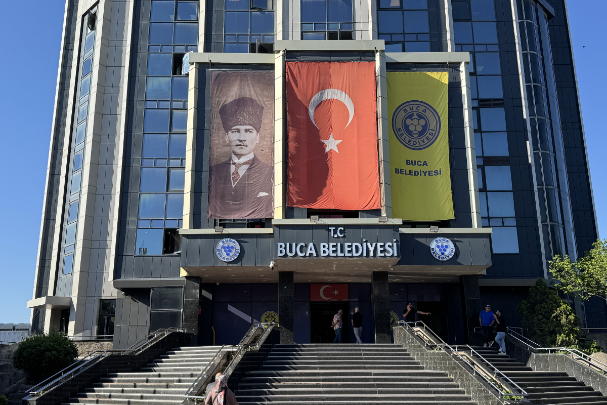 Buca Belediyesi'ne operasyon yapıldı, başkan Görkem Duman dahil 52 kişi gözaltına alındı