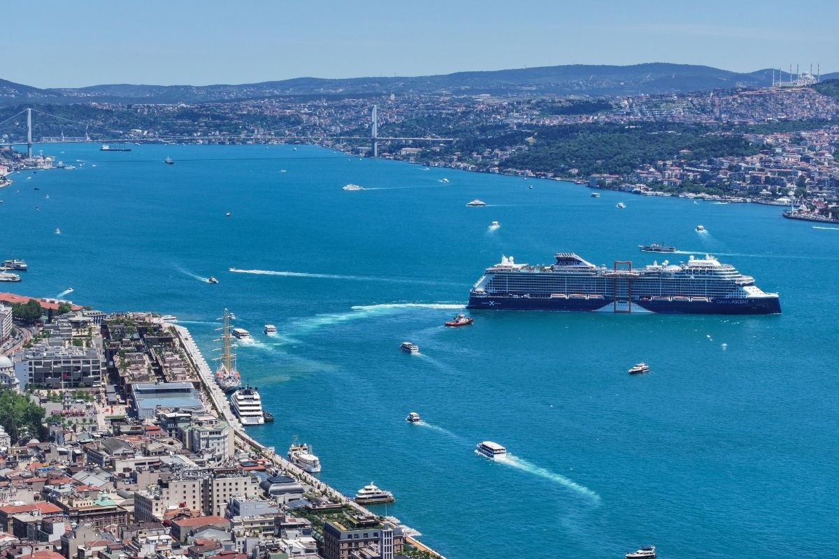 İstanbul Boğazı her yıl olduğu gibi Türk rengi turkuaza döndü ve görsel bir şölene dönüştü
